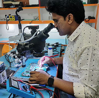 Advanced mobile repair training lab at AK Info Institute